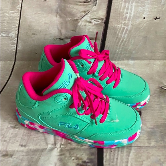 FILA girls high top sneakers in size 2.5 NWOT - Picture 1 of 16